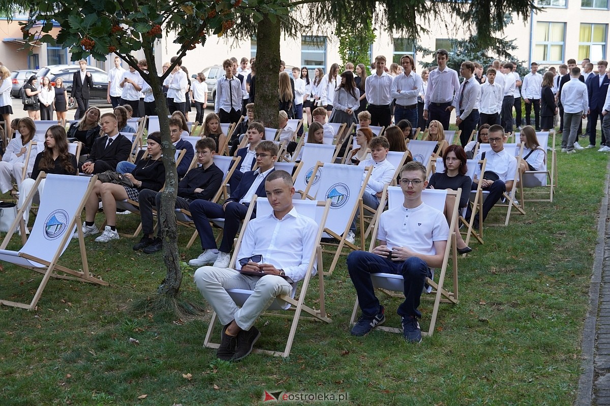 Rozpoczęcie roku szkolnego 2024/25 w I Liceum Ogólnokształcącym w Ostrołęce [02.09.2024] - zdjęcie #8 - eOstroleka.pl