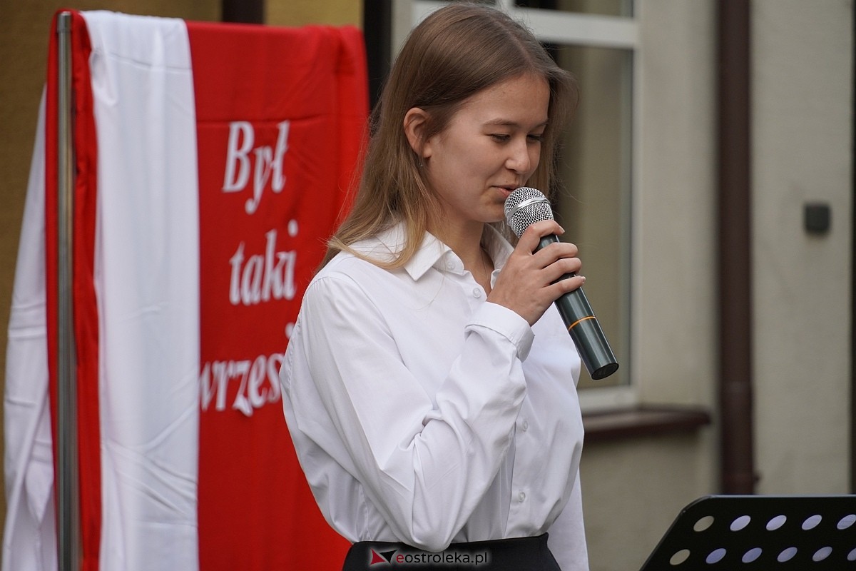 Rozpoczęcie roku szkolnego 2024/25 w I Liceum Ogólnokształcącym w Ostrołęce [02.09.2024] - zdjęcie #6 - eOstroleka.pl