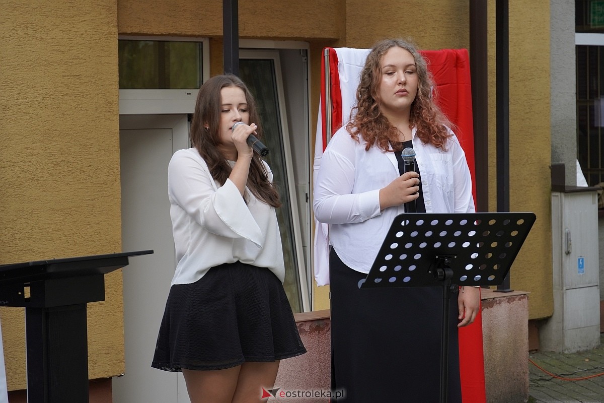 Rozpoczęcie roku szkolnego 2024/25 w I Liceum Ogólnokształcącym w Ostrołęce [02.09.2024] - zdjęcie #5 - eOstroleka.pl