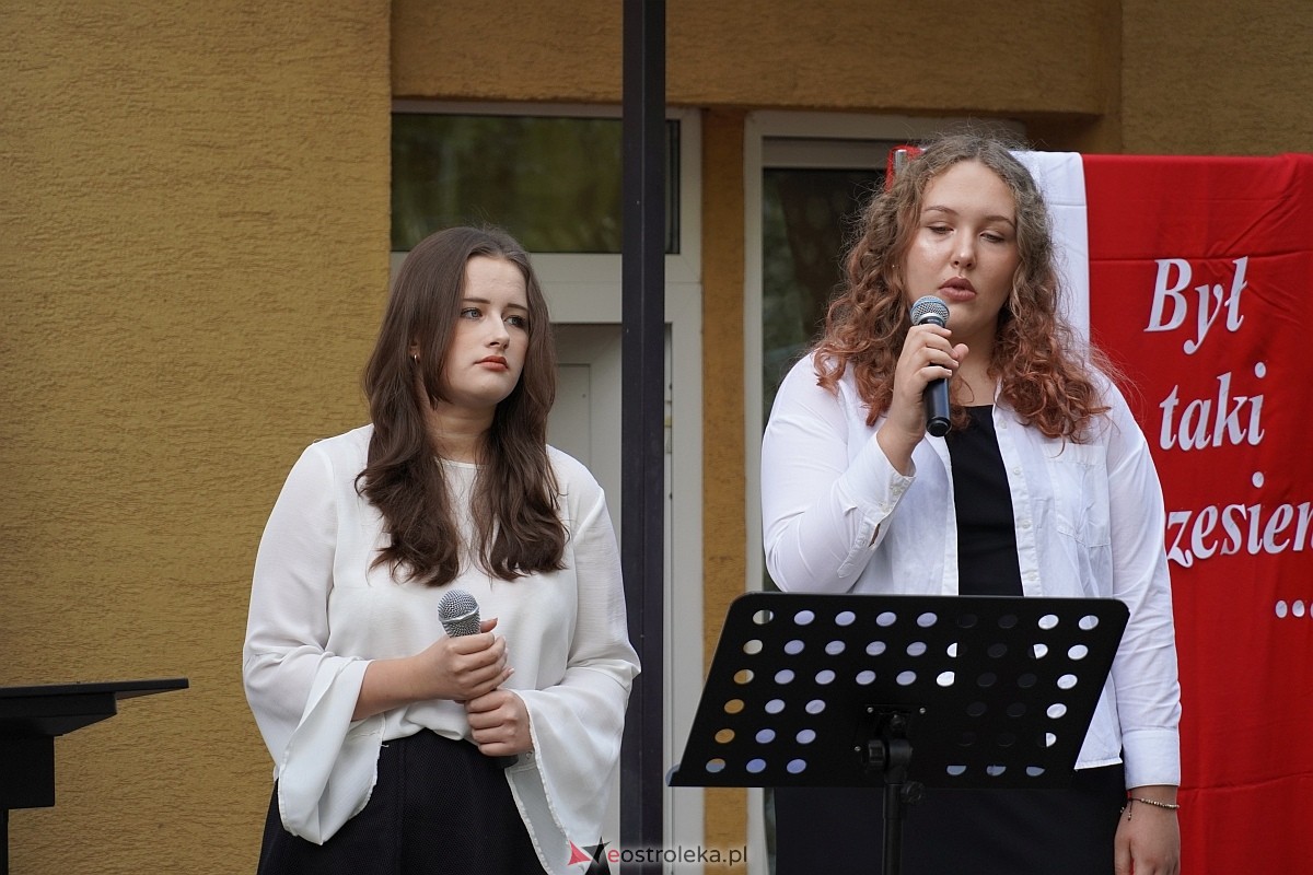 Rozpoczęcie roku szkolnego 2024/25 w I Liceum Ogólnokształcącym w Ostrołęce [02.09.2024] - zdjęcie #4 - eOstroleka.pl