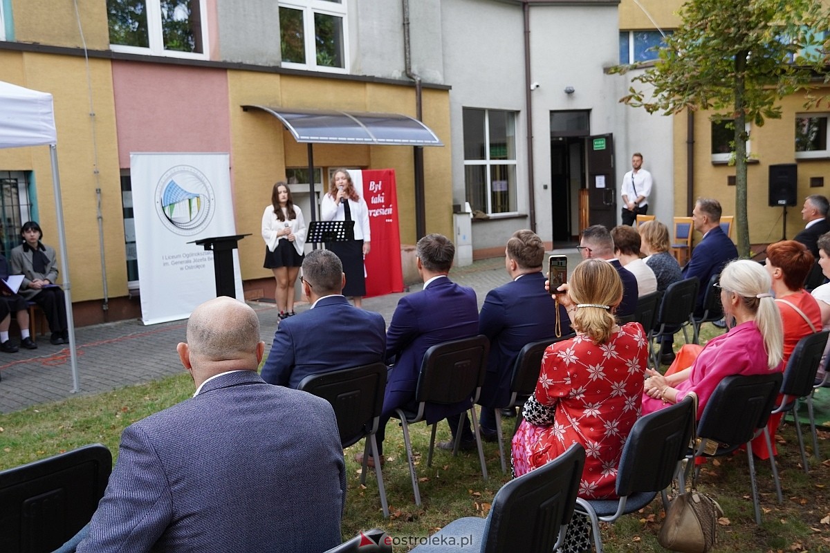 Rozpoczęcie roku szkolnego 2024/25 w I Liceum Ogólnokształcącym w Ostrołęce [02.09.2024] - zdjęcie #3 - eOstroleka.pl