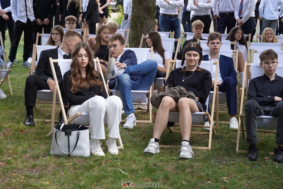 Rozpoczęcie roku szkolnego 2024/25 w I Liceum Ogólnokształcącym w Ostrołęce [02.09.2024] - zdjęcie #2 - eOstroleka.pl