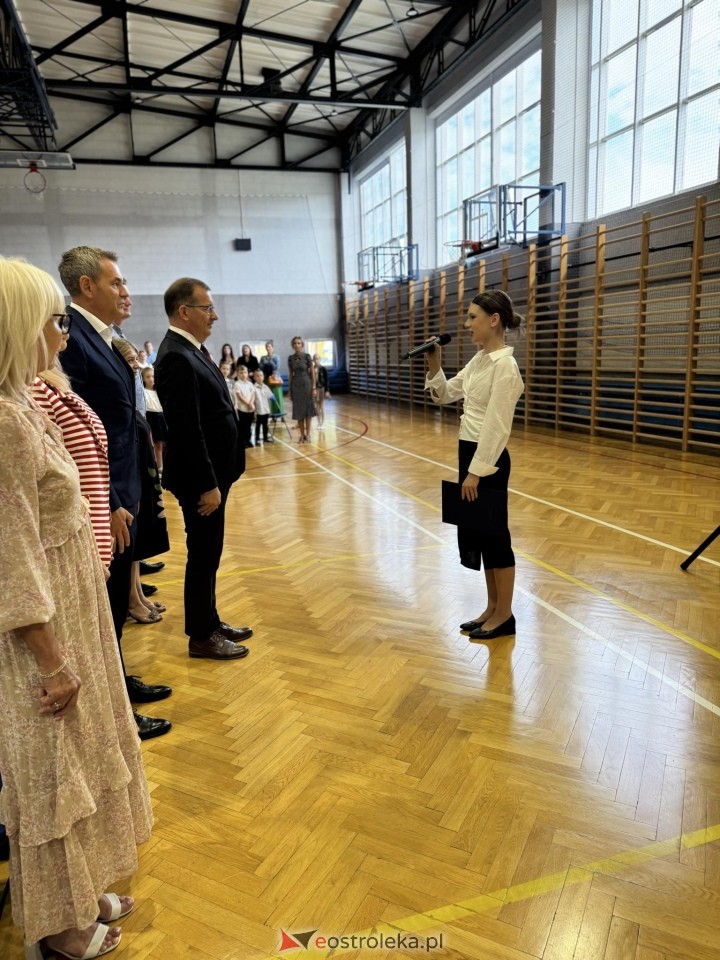 Rozpoczęcie roku szkolnego w SP 10 w Ostrołęce [02.09.2024] - zdjęcie #23 - eOstroleka.pl
