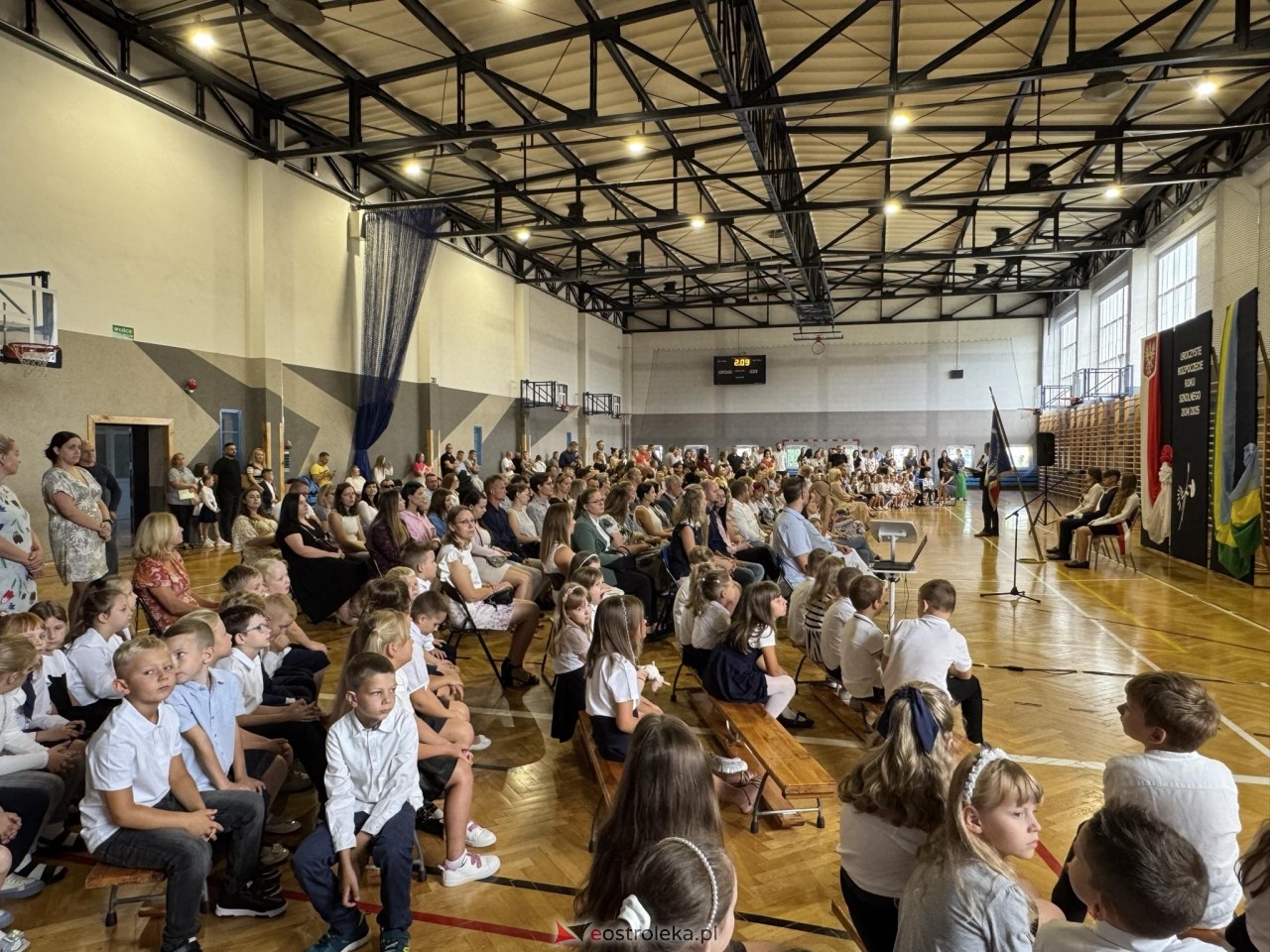 Rozpoczęcie roku szkolnego w SP 10 w Ostrołęce [02.09.2024] - zdjęcie #18 - eOstroleka.pl