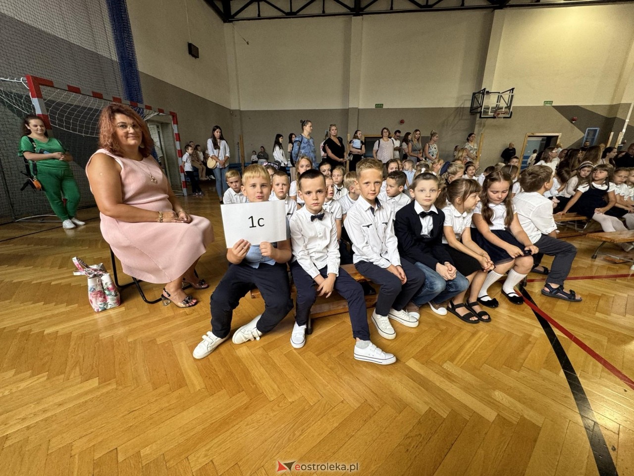 Rozpoczęcie roku szkolnego w SP 10 w Ostrołęce [02.09.2024] - zdjęcie #17 - eOstroleka.pl