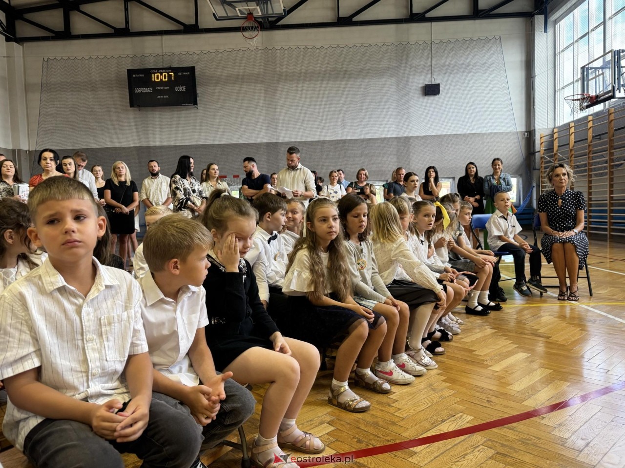 Rozpoczęcie roku szkolnego w SP 10 w Ostrołęce [02.09.2024] - zdjęcie #14 - eOstroleka.pl