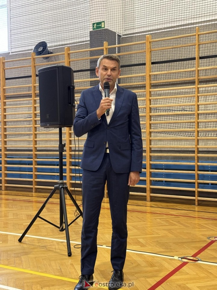 Rozpoczęcie roku szkolnego w SP 10 w Ostrołęce [02.09.2024] - zdjęcie #13 - eOstroleka.pl