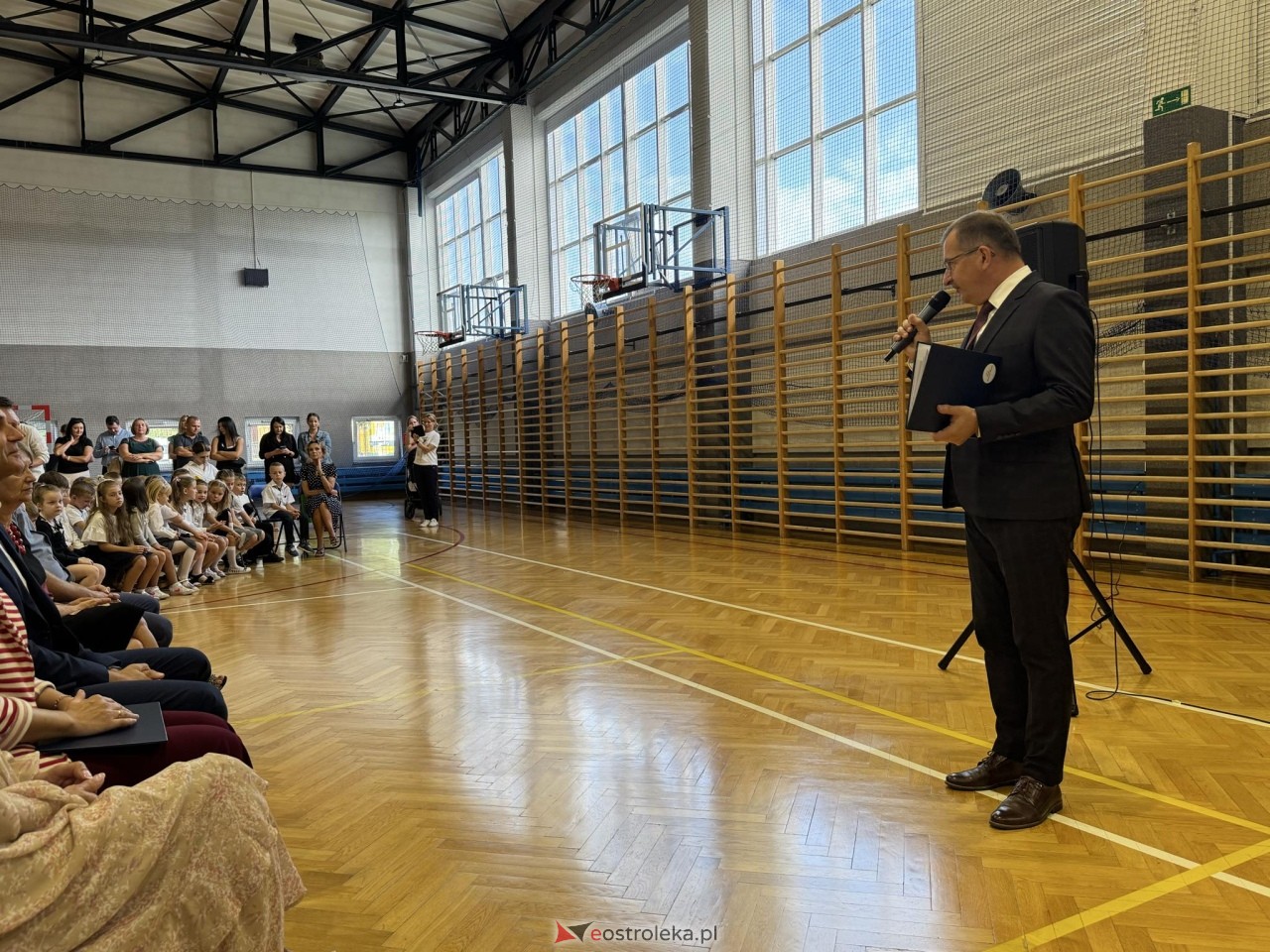 Rozpoczęcie roku szkolnego w SP 10 w Ostrołęce [02.09.2024] - zdjęcie #12 - eOstroleka.pl