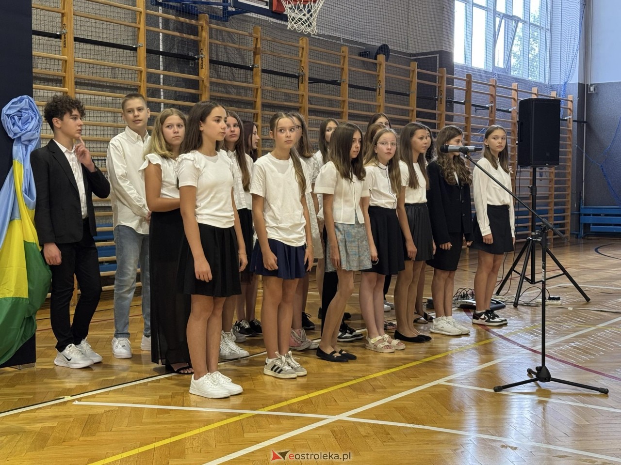 Rozpoczęcie roku szkolnego w SP 10 w Ostrołęce [02.09.2024] - zdjęcie #9 - eOstroleka.pl