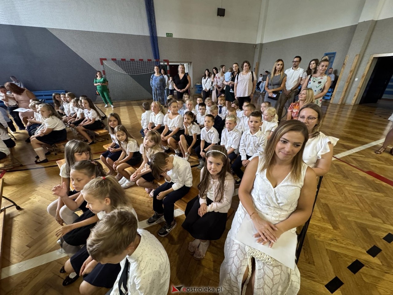 Rozpoczęcie roku szkolnego w SP 10 w Ostrołęce [02.09.2024] - zdjęcie #7 - eOstroleka.pl