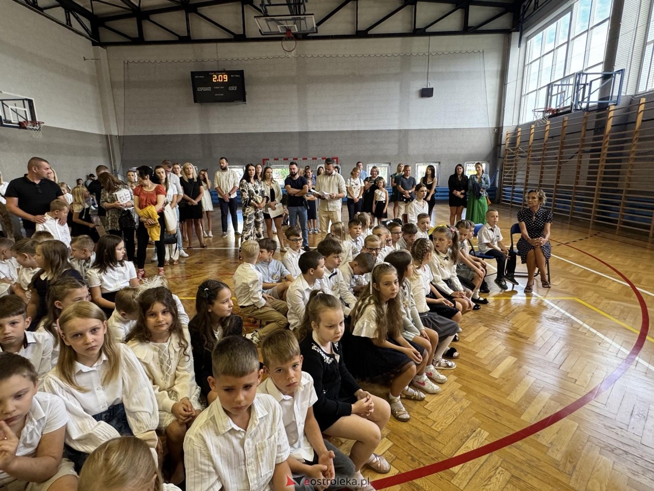Rozpoczęcie roku szkolnego w SP 10 w Ostrołęce [02.09.2024] - zdjęcie #4 - eOstroleka.pl