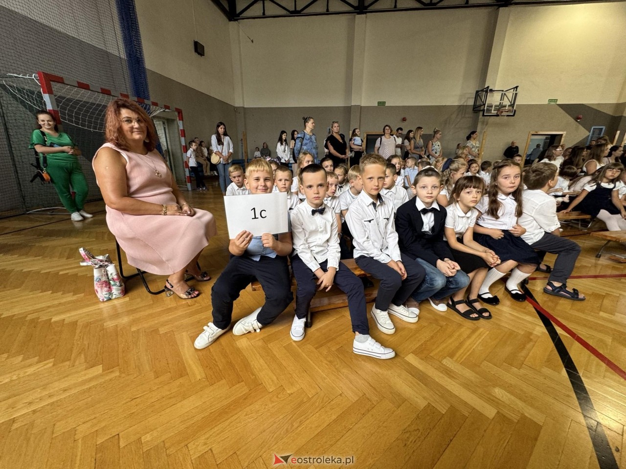 Rozpoczęcie roku szkolnego w SP 10 w Ostrołęce [02.09.2024] - zdjęcie #2 - eOstroleka.pl