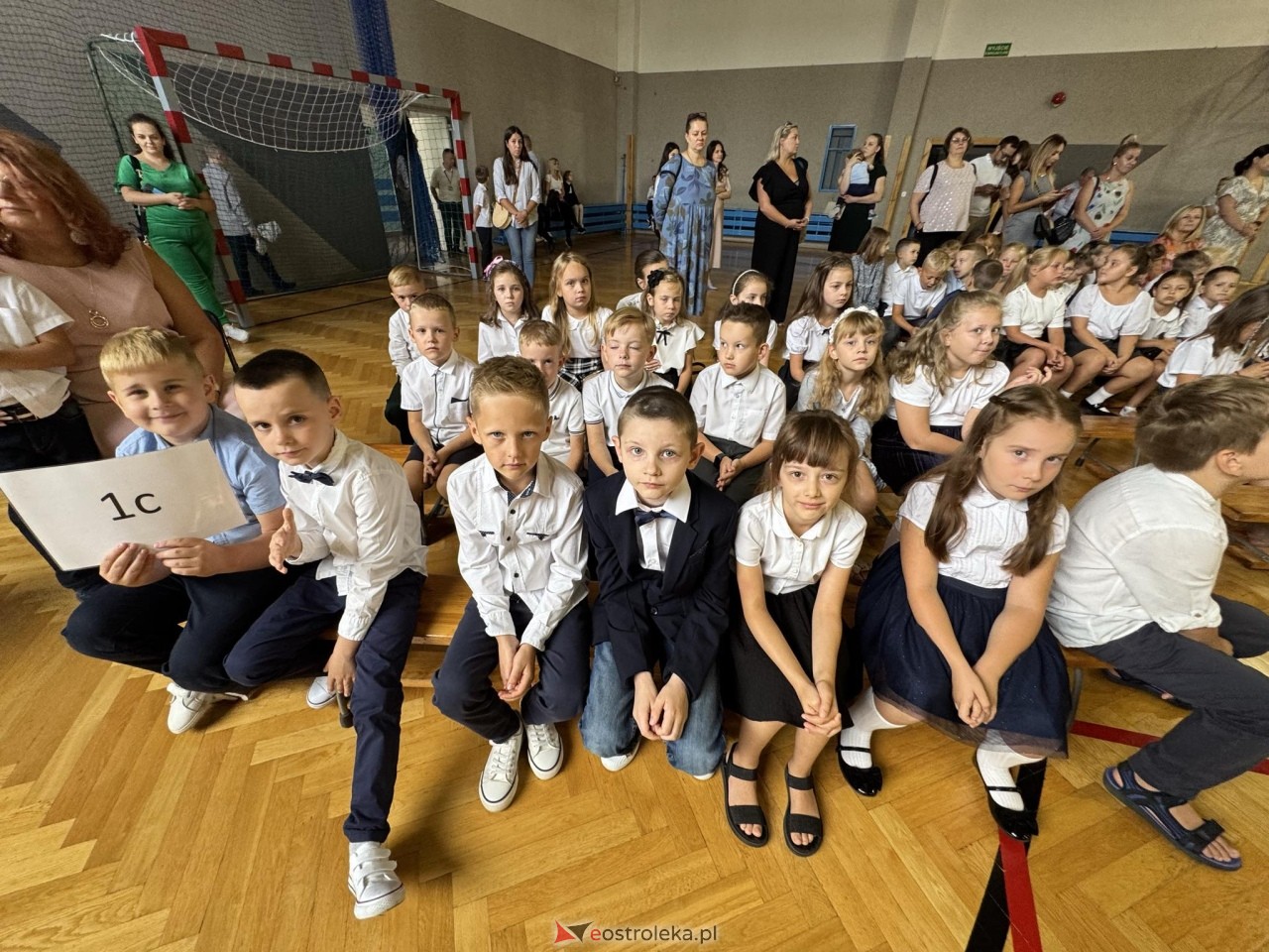 Rozpoczęcie roku szkolnego w SP 10 w Ostrołęce [02.09.2024] - zdjęcie #1 - eOstroleka.pl