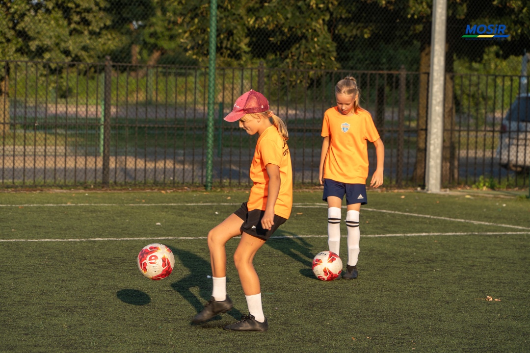 Wakacyjne treningi piłki nożnej dziewcząt - zdjęcie #42 - eOstroleka.pl