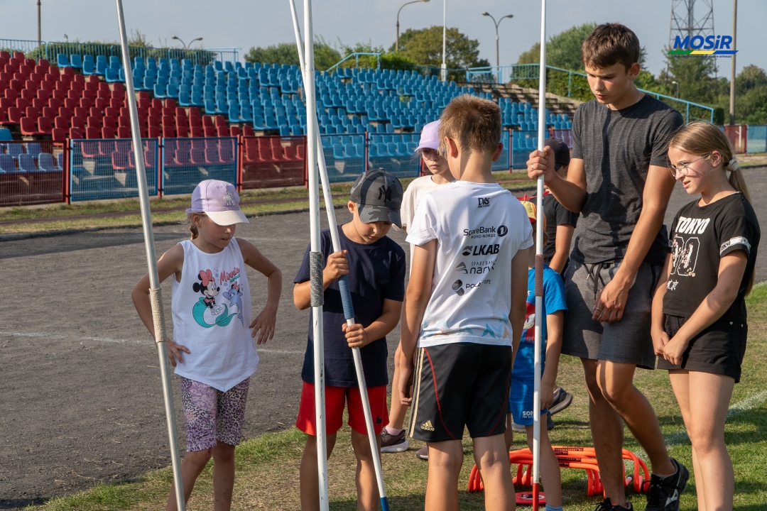 Sportowe wakacje z lekką atletyką UKS Clan - zdjęcie #11 - eOstroleka.pl
