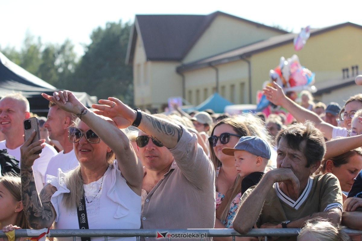 Dożynki parafialne w Piskach - koncert Mig [08.09.2024] - zdjęcie #76 - eOstroleka.pl