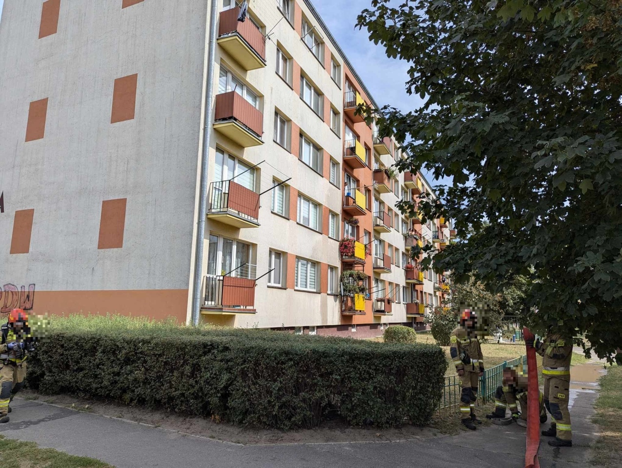 Pożar na balkonie przy ul. 11 Listopada w Ostrołęce [09.09.2024] - zdjęcie #9 - eOstroleka.pl