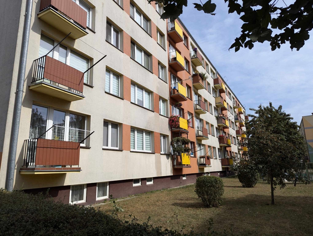 Pożar na balkonie przy ul. 11 Listopada w Ostrołęce [09.09.2024] - zdjęcie #8 - eOstroleka.pl