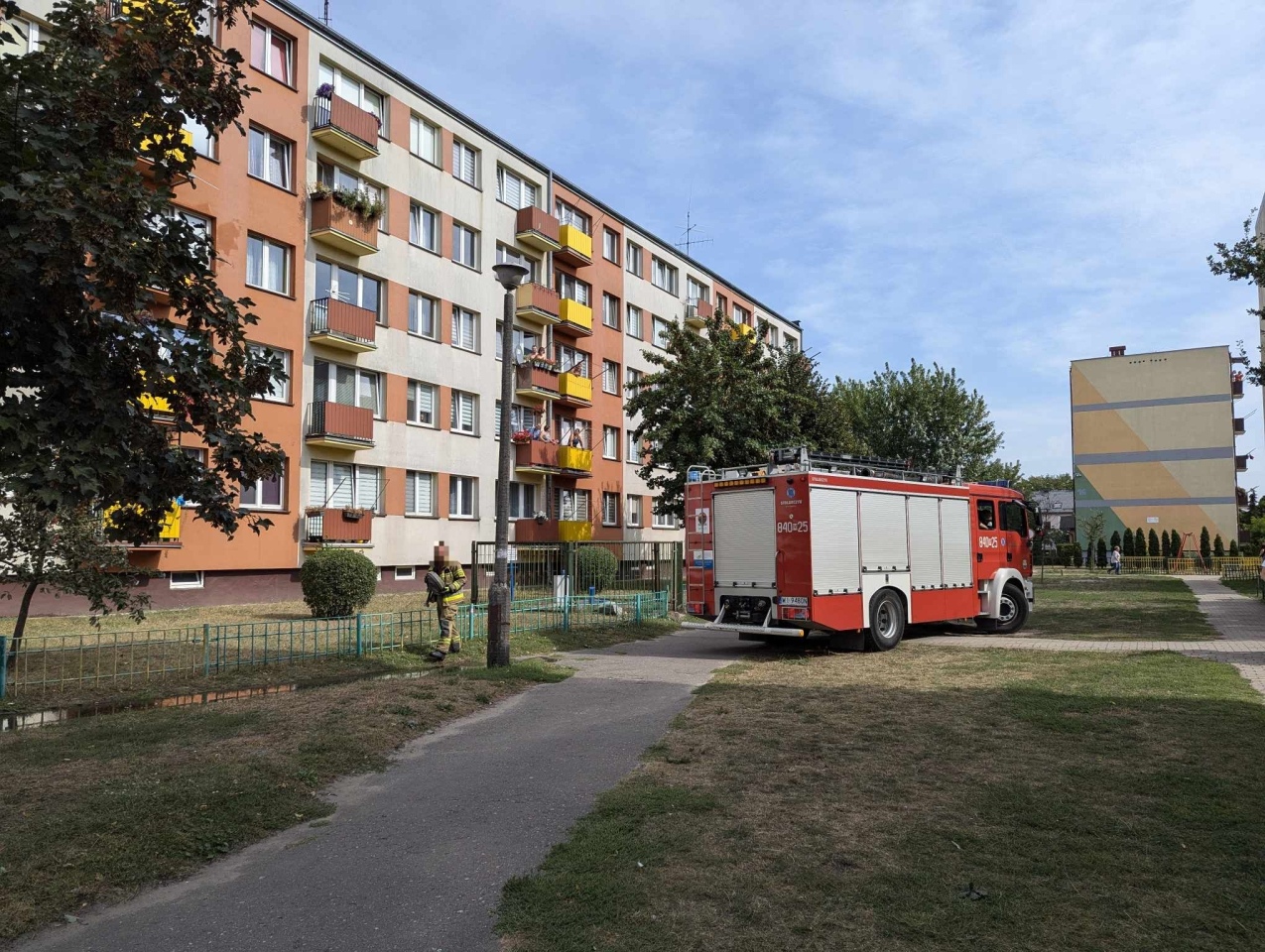 Pożar na balkonie przy ul. 11 Listopada w Ostrołęce [09.09.2024] - zdjęcie #4 - eOstroleka.pl