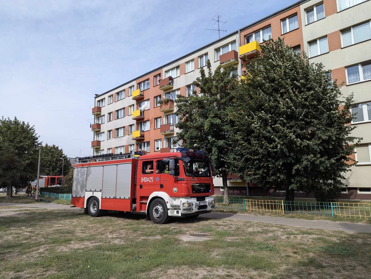 Pożar na balkonie przy ul. 11 Listopada w Ostrołęce [09.09.2024] - zdjęcie #2 - eOstroleka.pl