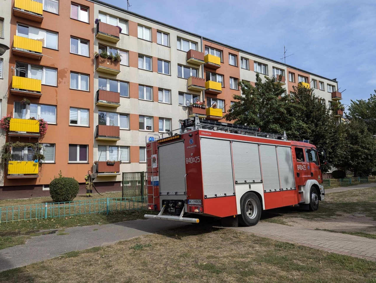 Pożar na balkonie przy ul. 11 Listopada w Ostrołęce [09.09.2024] - zdjęcie #1 - eOstroleka.pl