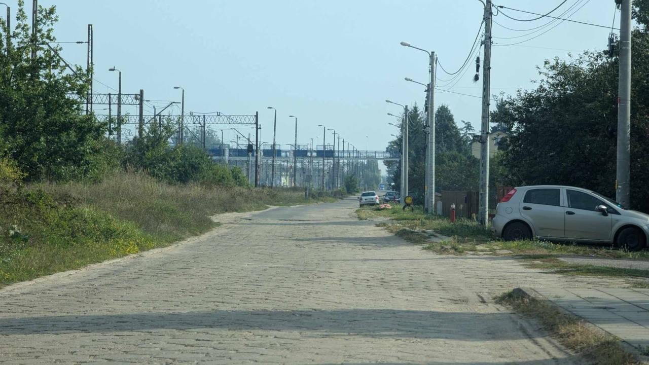 Ulica Kolejowa przed remontem - stan z 12 września 2024 - zdjęcie #11 - eOstroleka.pl