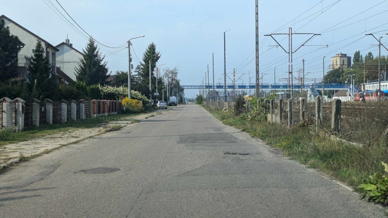 Ulica Kolejowa przed remontem - stan z 12 września 2024 - zdjęcie #10 - eOstroleka.pl