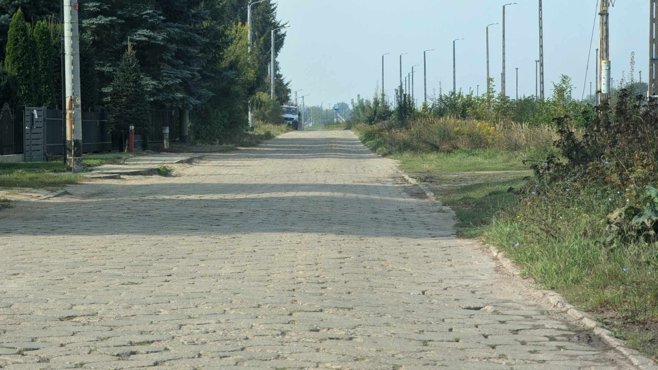 Ulica Kolejowa przed remontem - stan z 12 września 2024 - zdjęcie #9 - eOstroleka.pl