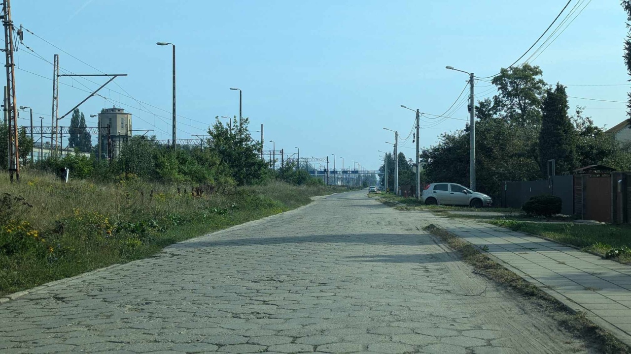 Ulica Kolejowa przed remontem - stan z 12 września 2024 - zdjęcie #8 - eOstroleka.pl