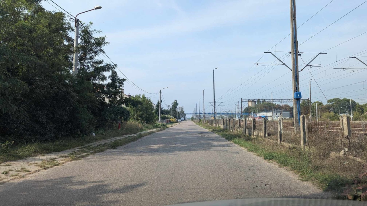 Ulica Kolejowa przed remontem - stan z 12 września 2024 - zdjęcie #7 - eOstroleka.pl