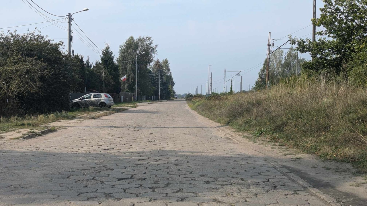 Ulica Kolejowa przed remontem - stan z 12 września 2024 - zdjęcie #6 - eOstroleka.pl