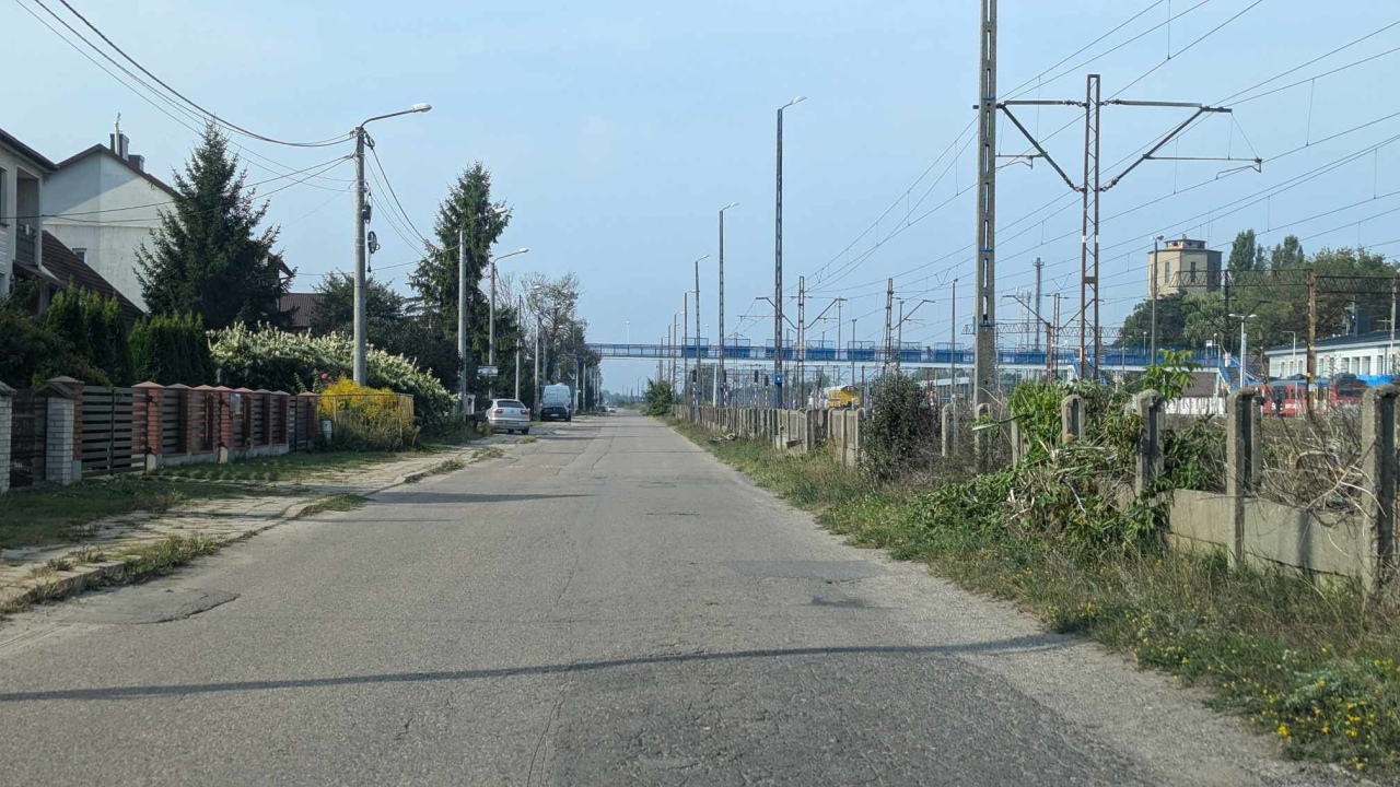 Ulica Kolejowa przed remontem - stan z 12 września 2024 - zdjęcie #5 - eOstroleka.pl