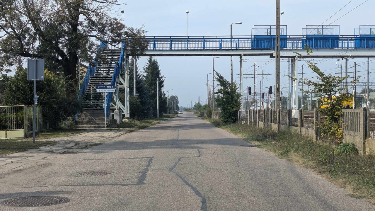 Ulica Kolejowa przed remontem - stan z 12 września 2024 - zdjęcie #4 - eOstroleka.pl