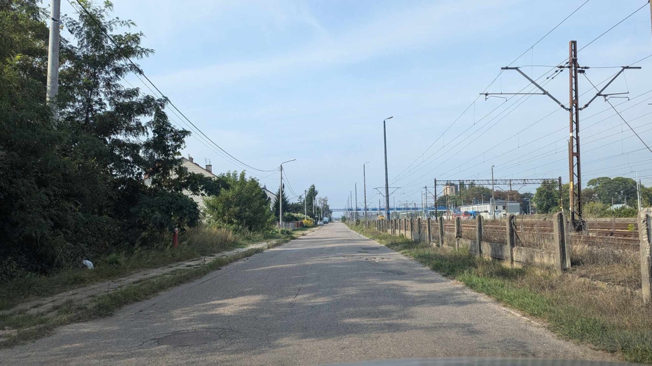 Ulica Kolejowa przed remontem - stan z 12 września 2024 - zdjęcie #3 - eOstroleka.pl