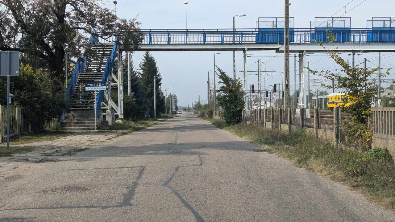 Ulica Kolejowa przed remontem - stan z 12 września 2024 - zdjęcie #2 - eOstroleka.pl