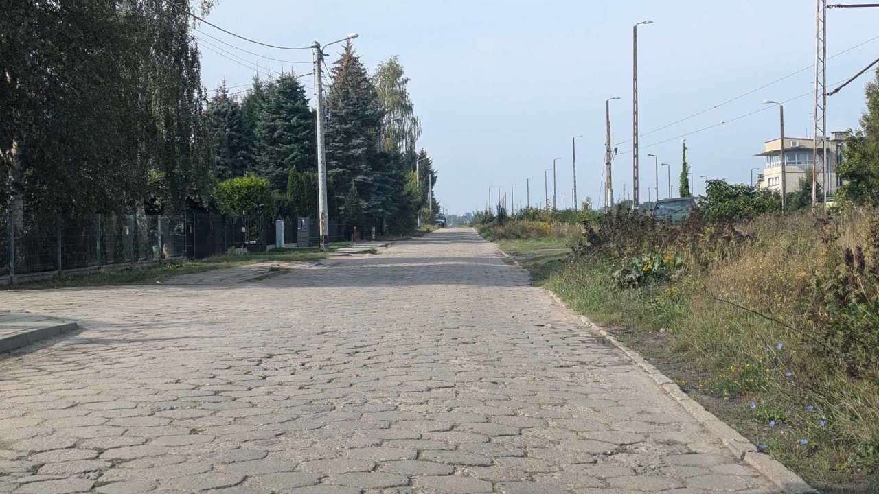 Ulica Kolejowa przed remontem - stan z 12 września 2024 - zdjęcie #1 - eOstroleka.pl