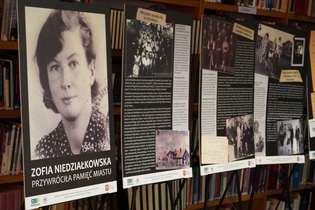 Otwarcie wystawy Przywróciła pamięć miastu... [12.09.2024] - zdjęcie #17 - eOstroleka.pl
