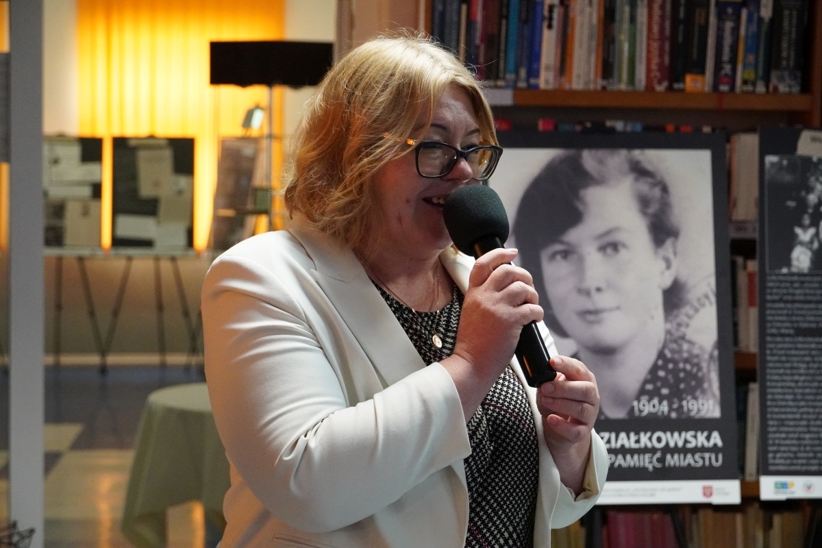 Otwarcie wystawy Przywróciła pamięć miastu... [12.09.2024] - zdjęcie #3 - eOstroleka.pl