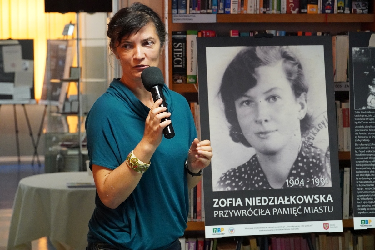 Otwarcie wystawy Przywróciła pamięć miastu... [12.09.2024] - zdjęcie #2 - eOstroleka.pl