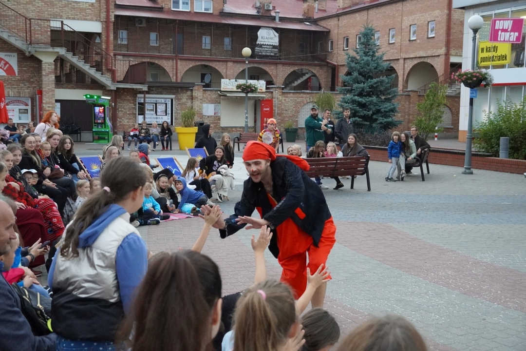 Festiwal Teatralny InQbator - Porywacze Ciał „Wielkie śmieszne twarze” [14.09.2024] - zdjęcie #29 - eOstroleka.pl