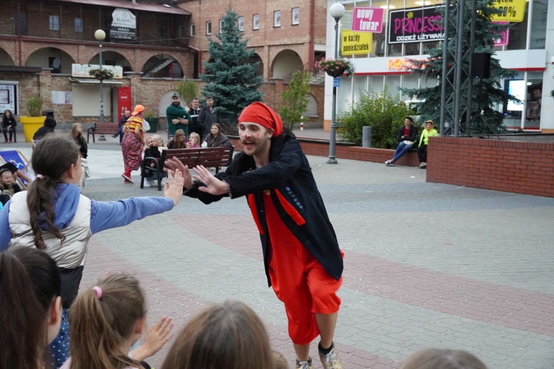 Festiwal Teatralny InQbator - Porywacze Ciał „Wielkie śmieszne twarze” [14.09.2024] - zdjęcie #28 - eOstroleka.pl