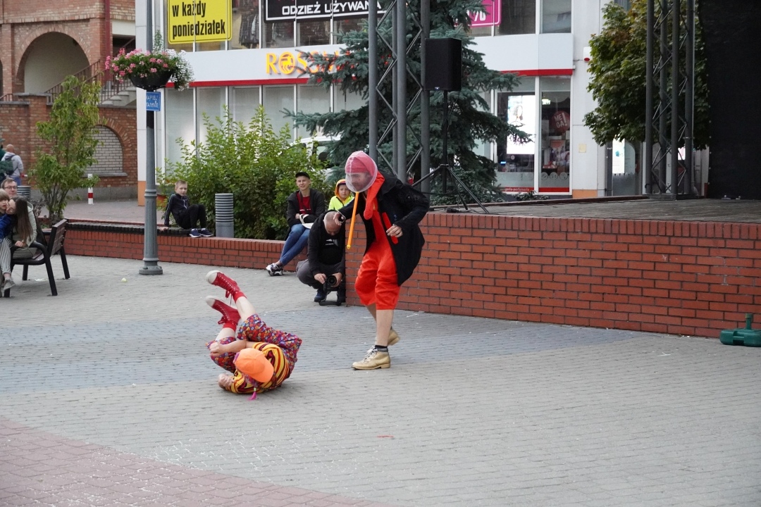 Festiwal Teatralny InQbator - Porywacze Ciał „Wielkie śmieszne twarze” [14.09.2024] - zdjęcie #24 - eOstroleka.pl