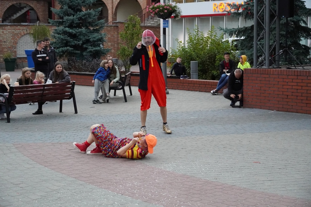 Festiwal Teatralny InQbator - Porywacze Ciał „Wielkie śmieszne twarze” [14.09.2024] - zdjęcie #23 - eOstroleka.pl