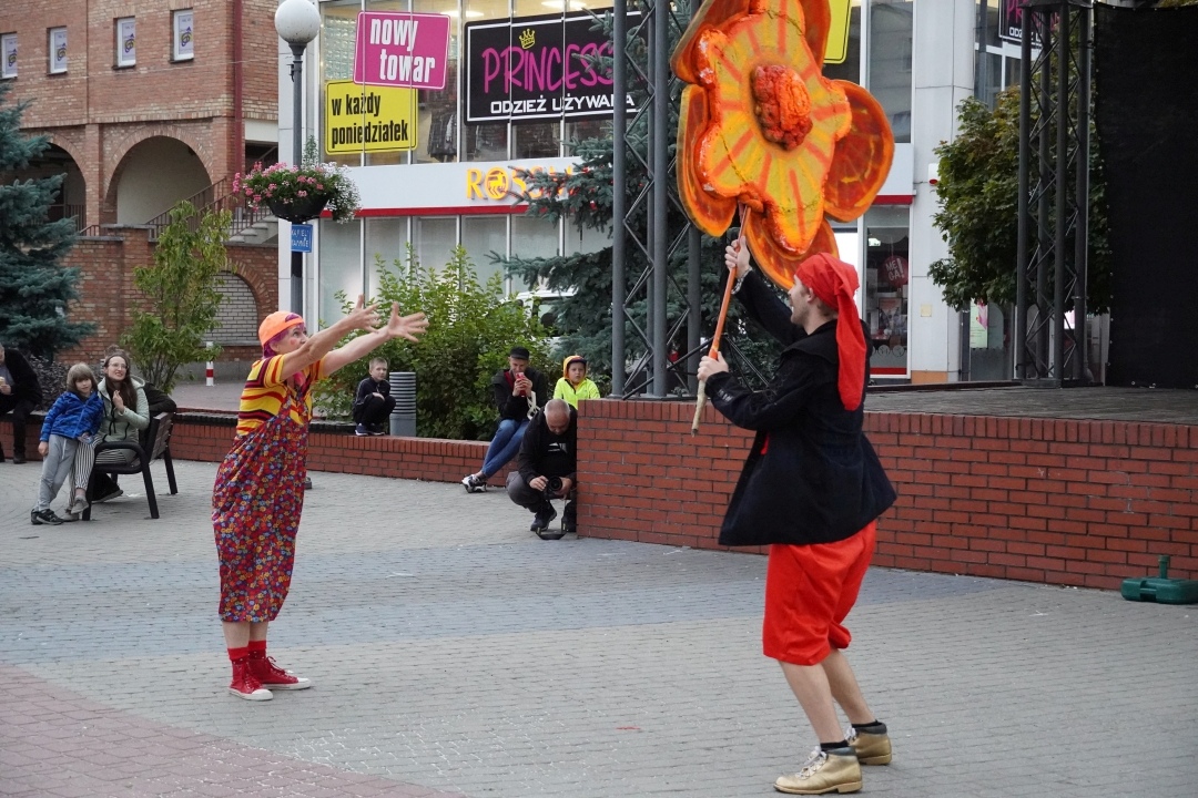 Festiwal Teatralny InQbator - Porywacze Ciał „Wielkie śmieszne twarze” [14.09.2024] - zdjęcie #20 - eOstroleka.pl
