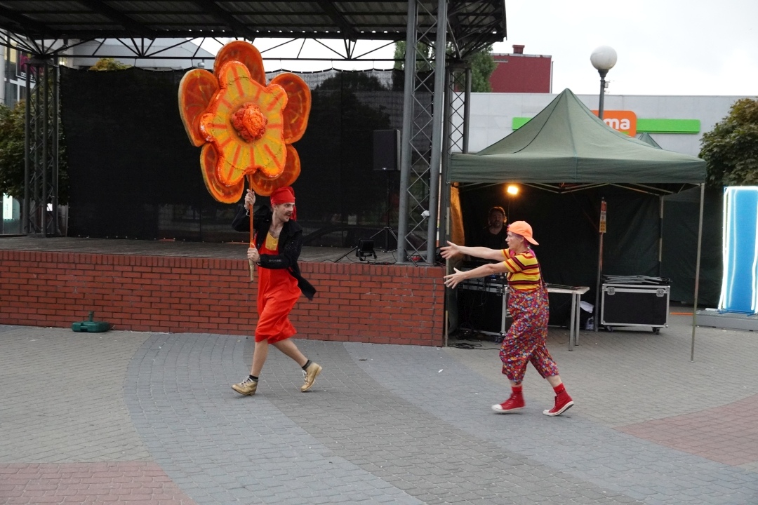 Festiwal Teatralny InQbator - Porywacze Ciał „Wielkie śmieszne twarze” [14.09.2024] - zdjęcie #19 - eOstroleka.pl