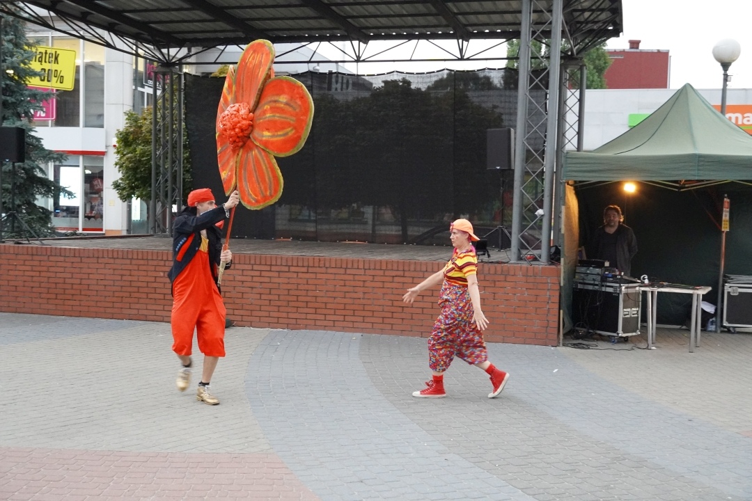 Festiwal Teatralny InQbator - Porywacze Ciał „Wielkie śmieszne twarze” [14.09.2024] - zdjęcie #18 - eOstroleka.pl