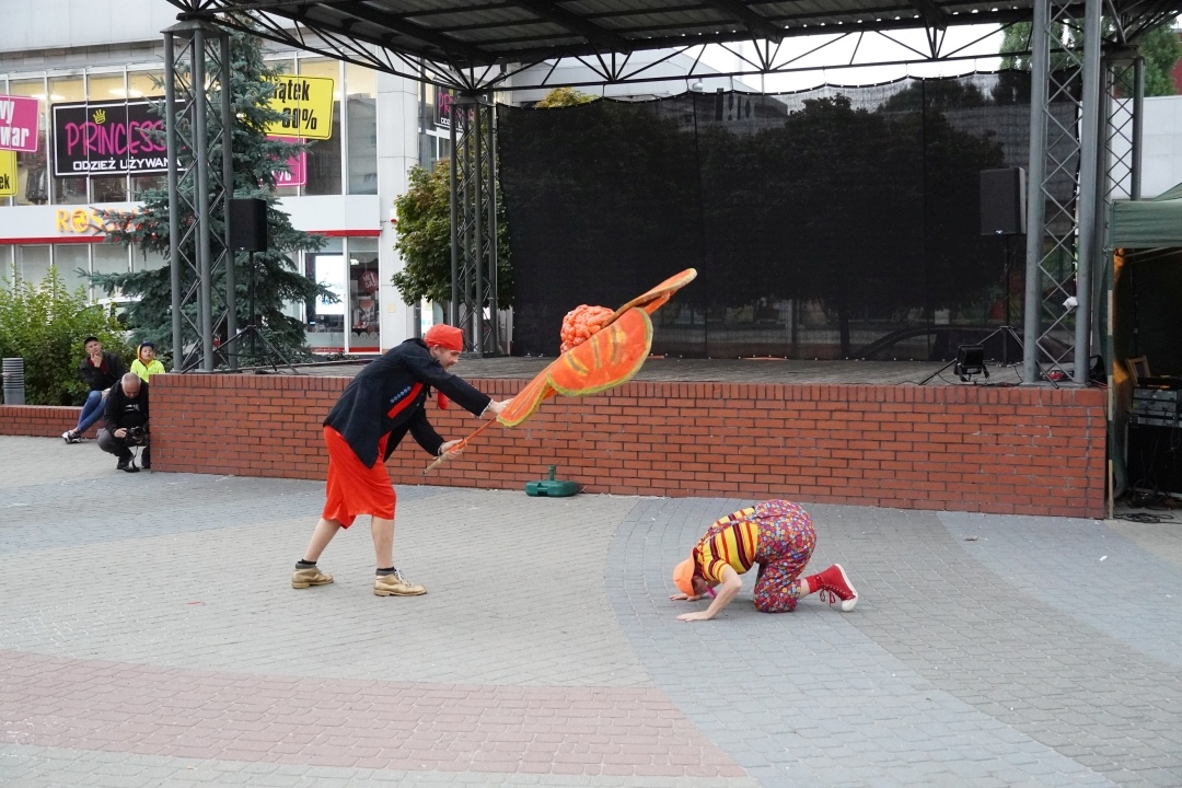 Festiwal Teatralny InQbator - Porywacze Ciał „Wielkie śmieszne twarze” [14.09.2024] - zdjęcie #17 - eOstroleka.pl