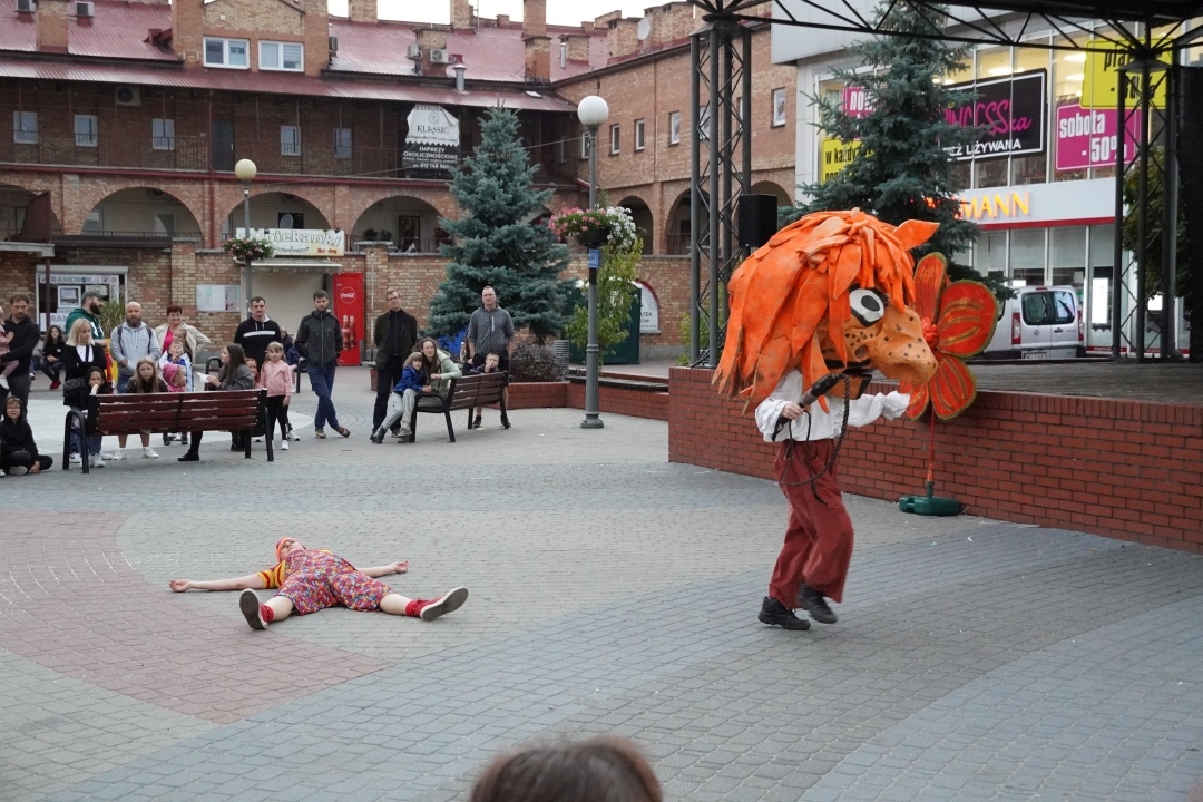 Festiwal Teatralny InQbator - Porywacze Ciał „Wielkie śmieszne twarze” [14.09.2024] - zdjęcie #14 - eOstroleka.pl