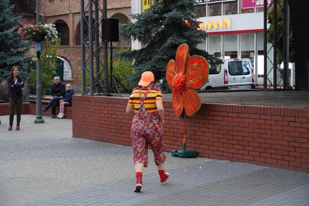 Festiwal Teatralny InQbator - Porywacze Ciał „Wielkie śmieszne twarze” [14.09.2024] - zdjęcie #12 - eOstroleka.pl