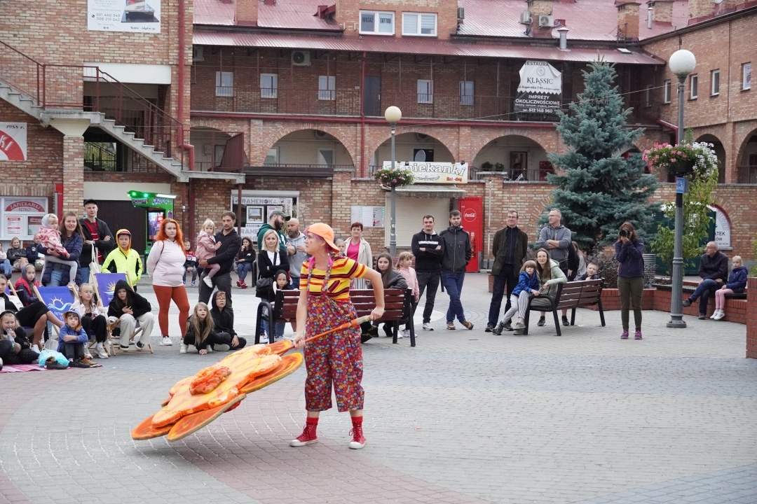 Festiwal Teatralny InQbator - Porywacze Ciał „Wielkie śmieszne twarze” [14.09.2024] - zdjęcie #11 - eOstroleka.pl